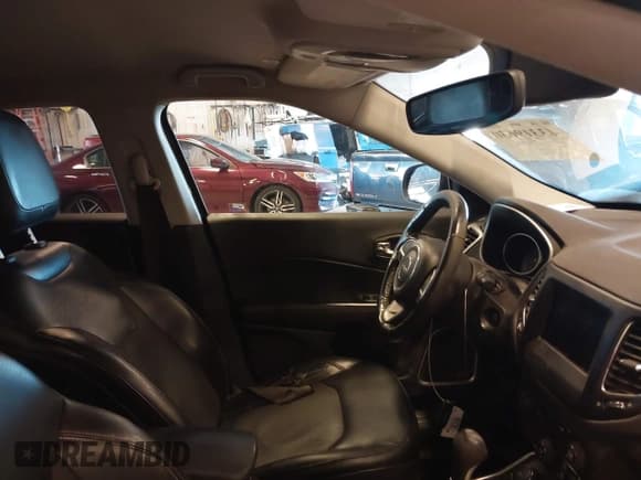 ✅ 2018 Jeep Compass Latitude • VIN: 3C4NJDBBXJT301159 • Lot: 43319630. Wystawiony na IAAI z przebiegiem 98 956 mil. Bezpłatny archiwum sprzedaży aukcyjnych z USA i szczegółowy raport historii pojazdu na DreamBid. Zdjęcie 5.