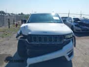 ✅ 2023 Jeep Grand Cherokee Limited • VIN: 1C4RJHBG3PC528024 • Lot: 42647083. Wystawiony na IAAI z przebiegiem 56 327 mil. Bezpłatny archiwum sprzedaży aukcyjnych z USA i szczegółowy raport historii pojazdu na DreamBid. Zdjęcie 12.