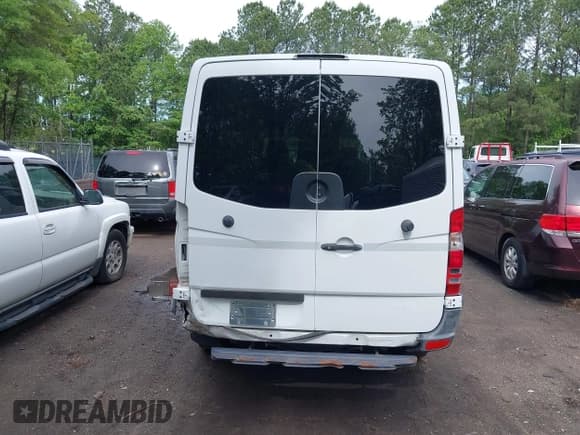 ✅ 2012 Mercedes-Benz Sprinter Cargo • VIN: WD3PE7CC8C5725247 • Lot: 42182154. Wystawiony na IAAI z przebiegiem 127 318 mil. Bezpłatny archiwum sprzedaży aukcyjnych z USA i szczegółowy raport historii pojazdu na DreamBid. Zdjęcie 16.