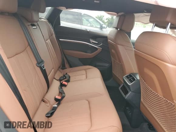 ✅ 2022 Audi e-tron Chronos • VIN: WA1VABGE1NB015127 • Lot: 59771023. Wystawiony na Copart z przebiegiem 12 716 mil. Bezpłatny archiwum sprzedaży aukcyjnych z USA i szczegółowy raport historii pojazdu na DreamBid. Zdjęcie 12.