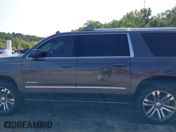 ✅ 2018 GMC Yukon XL Denali • VIN: 1GKS1HKJXJR304562 • Lot: 42978670. Listed on IAAI with 171,775 mi. Free auction sales archive from the USA and detailed vehicle history report at DreamBid. Image 14.