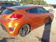 2016 Hyundai Veloster Turbo z VIN KMHTC6AE7GU293136, wystawiony jako IAAI lot #43617436 z przebiegiem 104 577 mil mil oraz . Historia ofert i sprzedaży dostępna na DreamBid. Obrazek 4.