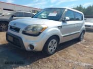 ✅ 2012 Kia Soul • VIN: KNDJT2A5XC7385922 • Lot: 43477301. Wystawiony na IAAI z przebiegiem 125 313 mil. Bezpłatny archiwum sprzedaży aukcyjnych z USA i szczegółowy raport historii pojazdu na DreamBid. Zdjęcie 2.