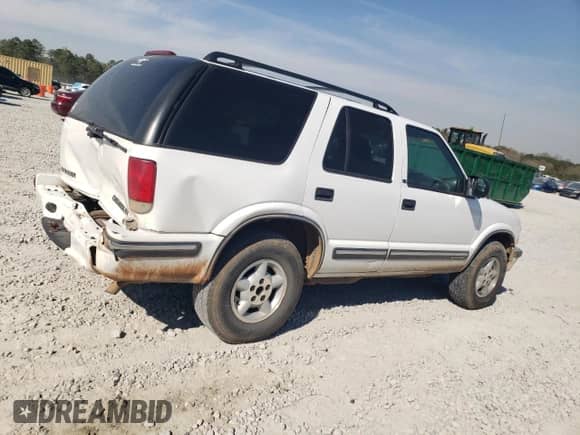 1999 Chevrolet Blazer LT z VIN 1GNDT13W7X2245446, wystawiony jako Copart lot #50569545 z przebiegiem 244 080 mil mil oraz Szkoda całkowita • Salvage title. Historia ofert i sprzedaży dostępna na DreamBid. Obrazek 3.