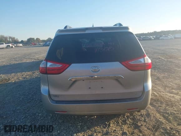 ✅ 2019 Toyota Sienna XLE • VIN: 5TDDZ3DC9KS225398 • Lot: 43705802. Listed on IAAI with 81,585 mi. Free auction sales archive from the USA and detailed vehicle history report at DreamBid. Image 16.