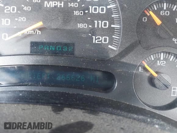 ✅ 2005 Chevrolet Silverado 2500HD Work Truck • VIN: 1GCHK23235F803038 • Lot: 43192366. Wystawiony na IAAI z przebiegiem 266 626 mil. Bezpłatny archiwum sprzedaży aukcyjnych z USA i szczegółowy raport historii pojazdu na DreamBid. Zdjęcie 7.