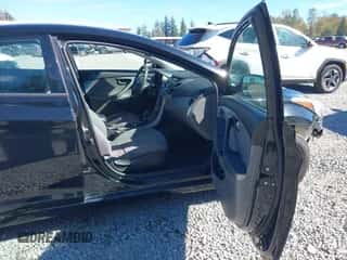 2014 Hyundai Elantra SE z VIN 5NPDH4AE8EH533381, wystawiony jako IAAI lot #43311361 z przebiegiem 139 604 mil mil oraz . Historia ofert i sprzedaży dostępna na DreamBid. Obrazek 5.