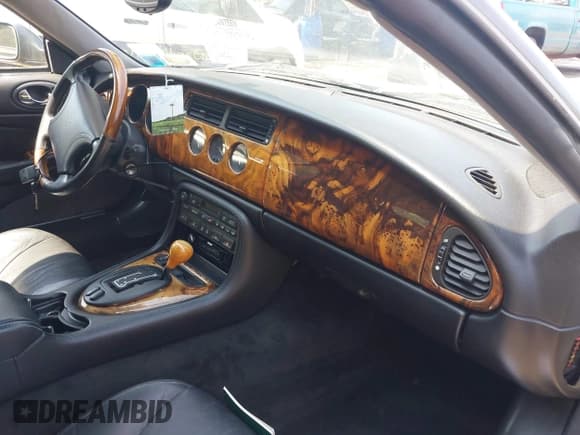 ✅ 1998 Jaguar XK • VIN: SAJGX2241WC018425 • Lot: 42492048. Wystawiony na IAAI z przebiegiem 88 779 mil. Bezpłatny archiwum sprzedaży aukcyjnych z USA i szczegółowy raport historii pojazdu na DreamBid. Zdjęcie 5.