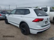 ✅ 2023 Volkswagen Tiguan SE R-Line Black • VIN: 3VVCB7AXXPM014458 • Lot: 43084168. Wystawiony na IAAI z przebiegiem 26 374 mil. Bezpłatny archiwum sprzedaży aukcyjnych z USA i szczegółowy raport historii pojazdu na DreamBid. Zdjęcie 3.