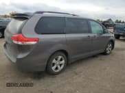 ✅ 2013 Toyota Sienna LE • VIN: 5TDKK3DC0DS351356 • Lot: 90577385. Wystawiony na Copart z przebiegiem 183 215 mil. Bezpłatny archiwum sprzedaży aukcyjnych z USA i szczegółowy raport historii pojazdu na DreamBid. Zdjęcie 3.