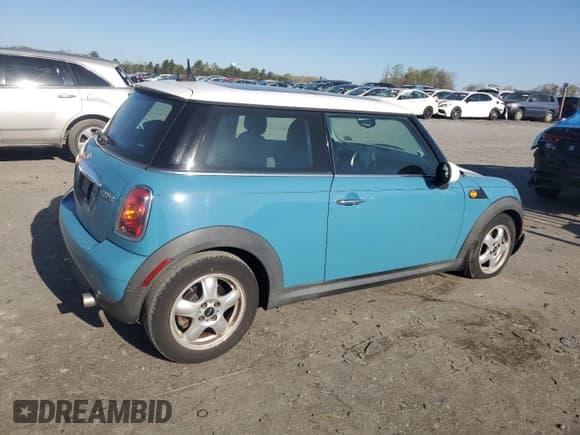 ✅ 2008 MINI Hardtop • VIN: WMWMF335X8TT62496 • Лот: 52482015. Опубликован ранее на Copart с пробегом 188 965 миль. Бесплатный доступ к архиву аукционных продаж из США и подробный отчёт об истории автомобиля на DreamBid. Изображение 3.