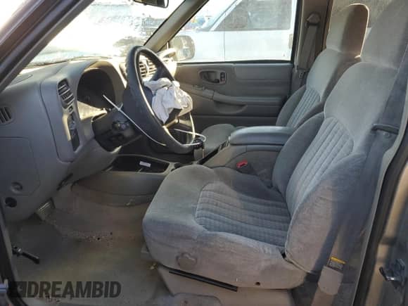 2000 Chevrolet Blazer LS z VIN 1GNDT13W7Y2221505, wystawiony jako Copart lot #78797974 z przebiegiem 149 678 mil mil oraz Nie do naprawy • Non repairable. Historia ofert i sprzedaży dostępna na DreamBid. Obrazek 7.