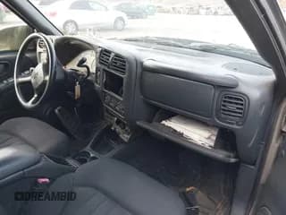 ✅ 2004 Chevrolet Blazer LS • VIN: 1GNDT13X94K103815 • Lot: 41780349. Wystawiony na IAAI z przebiegiem 187 296 mil. Bezpłatny archiwum sprzedaży aukcyjnych z USA i szczegółowy raport historii pojazdu na DreamBid. Zdjęcie 5.