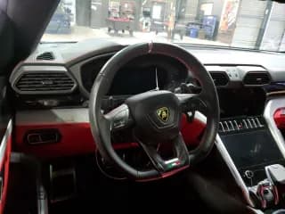 ✅ 2021 Lamborghini Urus • VIN: ZPBUA1ZL1MLA15024 • Lot: 48737594. Wystawiony na Copart z przebiegiem 13 617 mil. Bezpłatny archiwum sprzedaży aukcyjnych z USA i szczegółowy raport historii pojazdu na DreamBid. Zdjęcie 5.