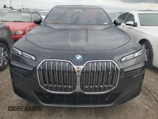 ✅ 2024 BMW i7 xDrive60 • VIN: WBY53EJ0XRCP79376 • Lot: 74859304. Wystawiony na Copart z przebiegiem 12 526 mil. Bezpłatny archiwum sprzedaży aukcyjnych z USA i szczegółowy raport historii pojazdu na DreamBid. Zdjęcie 5.