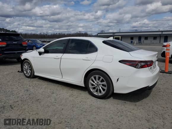 2023 Toyota Camry LE z VIN 4T1C11AK7PU151853, wystawiony jako Copart lot #81378565 z przebiegiem 19 510 mil mil oraz Czysty tytuł • Clean title. Historia ofert i sprzedaży dostępna na DreamBid. Obrazek 2.