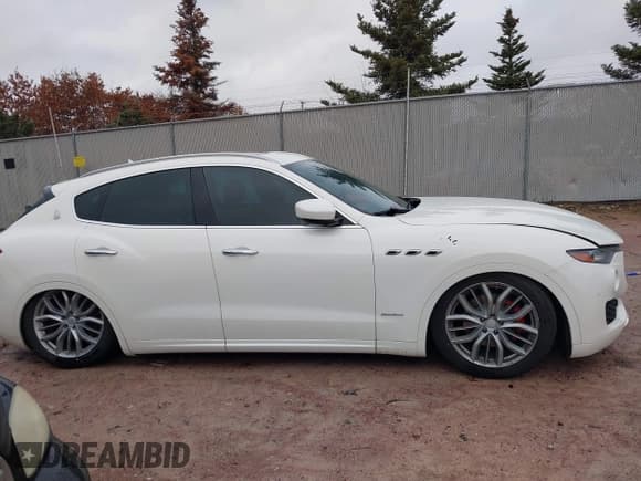 ✅ 2018 Maserati Levante GranLusso • VIN: ZN661XUL1JX304465 • Lot: 40889893. Wystawiony na IAAI z przebiegiem 69 749 mil. Bezpłatny archiwum sprzedaży aukcyjnych z USA i szczegółowy raport historii pojazdu na DreamBid. Zdjęcie 13.