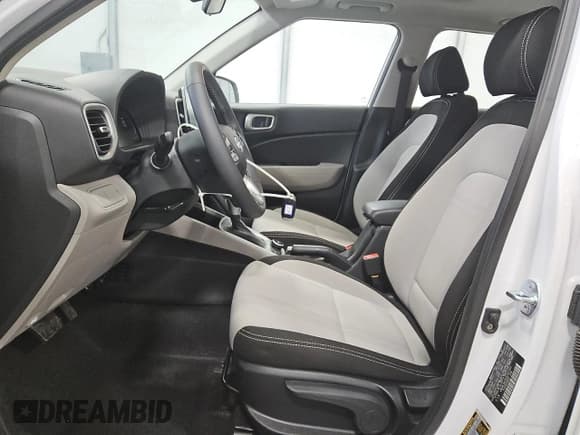 ✅ 2025 Hyundai Venue SEL • VIN: KMHRC8A36SU361939 • Лот: 86595455. Опубликован ранее на Copart с пробегом 5 300 миль. Бесплатный доступ к архиву аукционных продаж из США и подробный отчёт об истории автомобиля на DreamBid. Изображение 7.