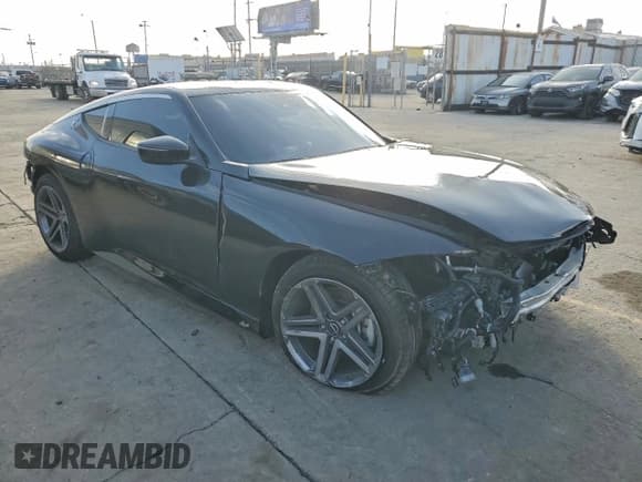 ✅ 2025 Nissan Z Sport • VIN: JN1BZ4AH7SM411341 • Лот: 95529625. Опубликован ранее на Copart с пробегом 4 109 миль. Бесплатный доступ к архиву аукционных продаж из США и подробный отчёт об истории автомобиля на DreamBid. Изображение 4.