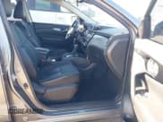 ✅ 2017 Nissan Rogue SV • VIN: JN1BJ1CR2HW134638 • Lot: 42513386. Wystawiony na IAAI z przebiegiem 90 474 mil. Bezpłatny archiwum sprzedaży aukcyjnych z USA i szczegółowy raport historii pojazdu na DreamBid. Zdjęcie 5.