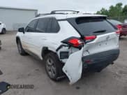 ✅ 2025 Toyota RAV4 Hybrid LE • VIN: 4T3LWRFV2SU171110 • Lot: 42893706. Wystawiony na IAAI z przebiegiem 4 942 mil. Bezpłatny archiwum sprzedaży aukcyjnych z USA i szczegółowy raport historii pojazdu na DreamBid. Zdjęcie 3.