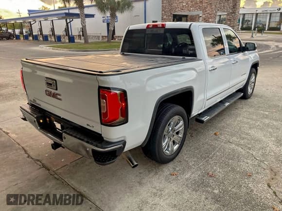 ✅ 2018 GMC Sierra 1500 SLT • VIN: 3GTU2NEC5JG576532 • Lot: 93997855. Wystawiony na Copart z przebiegiem 75 084 mil. Bezpłatny archiwum sprzedaży aukcyjnych z USA i szczegółowy raport historii pojazdu na DreamBid. Zdjęcie 4.