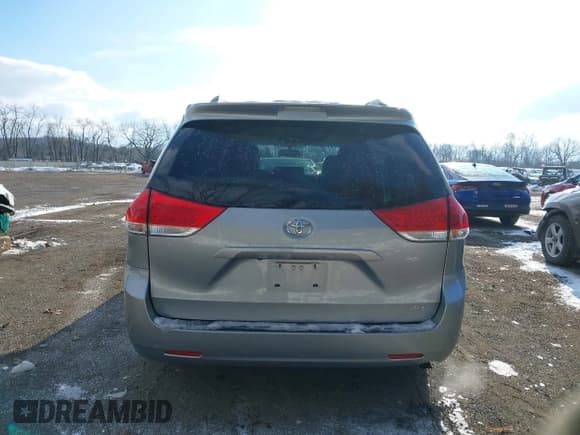 ✅ 2014 Toyota Sienna XLE • VIN: 5TDYK3DC5ES510156 • Lot: 43828821. Listed on IAAI with 233,799 mi. Free auction sales archive from the USA and detailed vehicle history report at DreamBid. Image 17.
