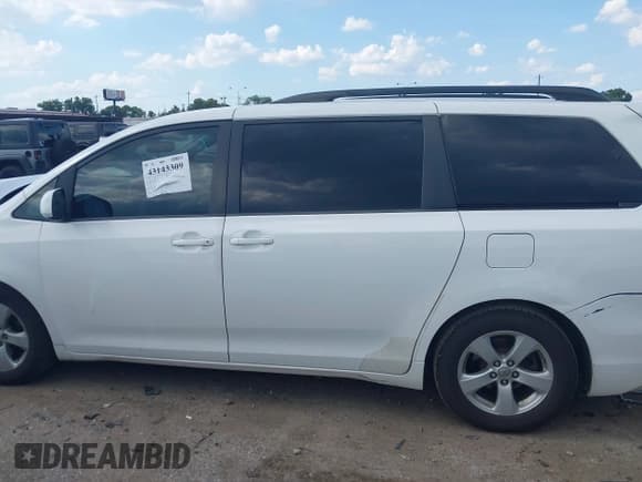 ✅ 2015 Toyota Sienna LE AAS • VIN: 5TDKK3DC8FS620688 • Lot: 43143309. Listed on IAAI with 313,677 mi. Free auction sales archive from the USA and detailed vehicle history report at DreamBid. Image 13.