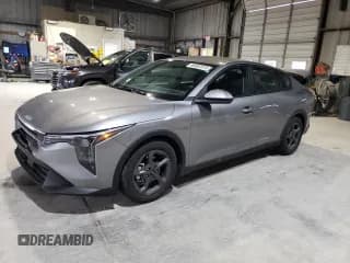 ✅ 2025 Kia K4 LXS • VIN: 3KPFT4DE2SE117569 • Lot: 90062815. Wystawiony na Copart z przebiegiem 9 301 mil. Bezpłatny archiwum sprzedaży aukcyjnych z USA i szczegółowy raport historii pojazdu na DreamBid. Zdjęcie 1.