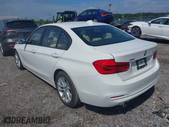 ✅ 2018 BMW 3 Series 320i xDrive • VIN: WBA8A3C55JA488492 • Lot: 42731865. Listed on IAAI with 35,288 mi. Free auction sales archive from the USA and detailed vehicle history report at DreamBid. Image 3.