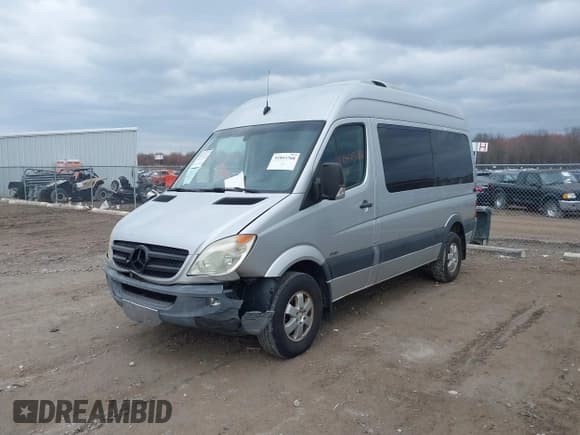 ✅ 2010 Mercedes-Benz Sprinter Passenger • VIN: WDZPE7CC9A5464133 • Lot: 41843768. Wystawiony na IAAI z przebiegiem 129 570 mil. Bezpłatny archiwum sprzedaży aukcyjnych z USA i szczegółowy raport historii pojazdu na DreamBid. Zdjęcie 17.