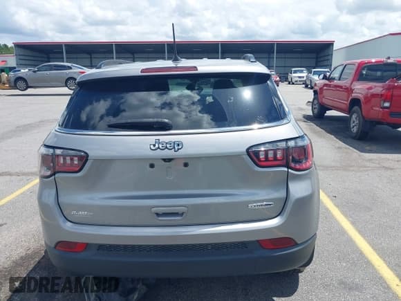 ✅ 2022 Jeep Compass Latitude • VIN: 3C4NJCBBXNT182500 • Lot: 42750538. Listed on IAAI with 52,233 mi. Free auction sales archive from the USA and detailed vehicle history report at DreamBid. Image 16.