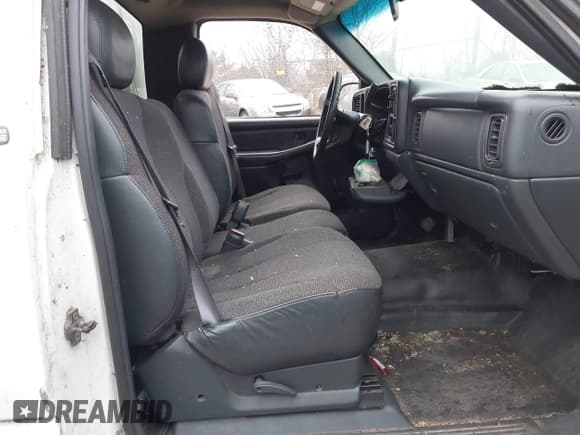 ✅ 2000 Chevrolet Silverado 1500 LS • VIN: 1GCEC14V3YE274252 • Lot: 43743272. Listed on IAAI with 279,792 mi. Free auction sales archive from the USA and detailed vehicle history report at DreamBid. Image 5.