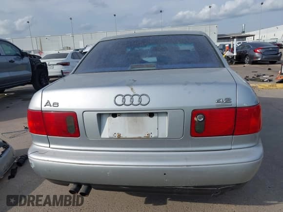 ✅ 1998 Audi A8 • VIN: WAUBG74D7WN003917 • Lot: 43525652. Wystawiony na IAAI z przebiegiem 231 687 mil. Bezpłatny archiwum sprzedaży aukcyjnych z USA i szczegółowy raport historii pojazdu na DreamBid. Zdjęcie 17.