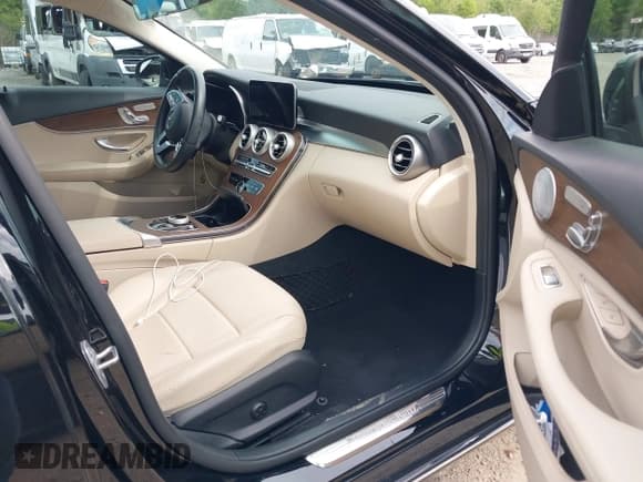 ✅ 2021 Mercedes-Benz C 300 • VIN: W1KWF8EB4MR641418 • Lot: 42657948. Wystawiony na IAAI z przebiegiem 29 644 mil. Bezpłatny archiwum sprzedaży aukcyjnych z USA i szczegółowy raport historii pojazdu na DreamBid. Zdjęcie 5.