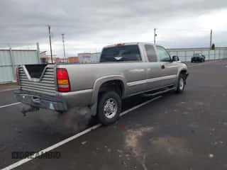 2000 Chevrolet Silverado 2500 LS z VIN 1GCGC29U0YE234581, wystawiony jako IAAI lot #41706575 z przebiegiem 173 107 mil mil oraz . Historia ofert i sprzedaży dostępna na DreamBid. Obrazek 4.