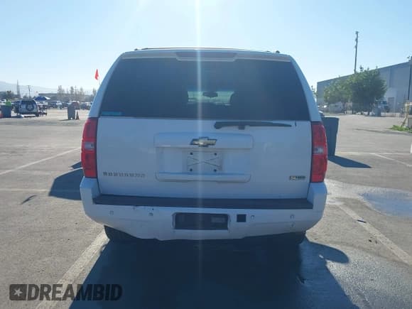 ✅ 2011 Chevrolet Suburban LT • VIN: 1GNSKJE30BR208994 • Lot: 43551916. Wystawiony na IAAI z przebiegiem 239 030 mil. Bezpłatny archiwum sprzedaży aukcyjnych z USA i szczegółowy raport historii pojazdu na DreamBid. Zdjęcie 16.