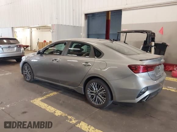 ✅ 2023 Kia Forte GT-Line • VIN: 3KPF54AD3PE636563 • Lot: 43144188. Wystawiony na IAAI z przebiegiem 27 580 mil. Bezpłatny archiwum sprzedaży aukcyjnych z USA i szczegółowy raport historii pojazdu na DreamBid. Zdjęcie 3.