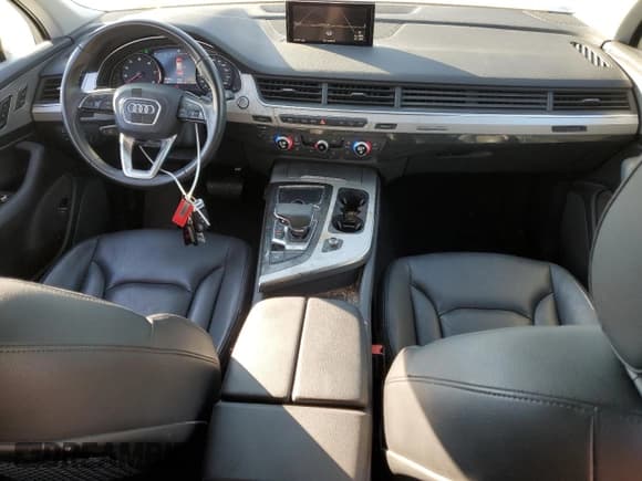 ✅ 2019 Audi Q7 Premium • VIN: WA1AHAF74KD020748 • Lot: 87066225. Wystawiony na Copart z przebiegiem 68 255 mil. Bezpłatny archiwum sprzedaży aukcyjnych z USA i szczegółowy raport historii pojazdu na DreamBid. Zdjęcie 8.