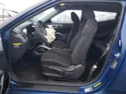 ✅ 2017 Hyundai Veloster • VIN: KMHTC6AD3HU310538 • Lot: 85477334. Wystawiony na Copart z przebiegiem 113 640 mil. Bezpłatny archiwum sprzedaży aukcyjnych z USA i szczegółowy raport historii pojazdu na DreamBid. Zdjęcie 7.