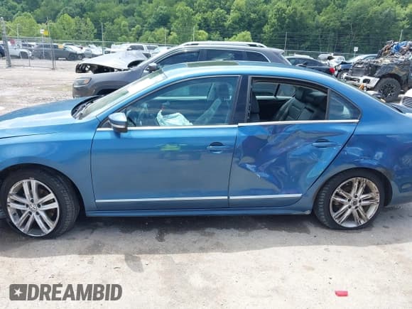 ✅ 2017 Volkswagen Jetta SEL • VIN: 3VWL17AJXHM304792 • Lot: 42688617. Wystawiony na IAAI z przebiegiem 98 916 mil. Bezpłatny archiwum sprzedaży aukcyjnych z USA i szczegółowy raport historii pojazdu na DreamBid. Zdjęcie 13.