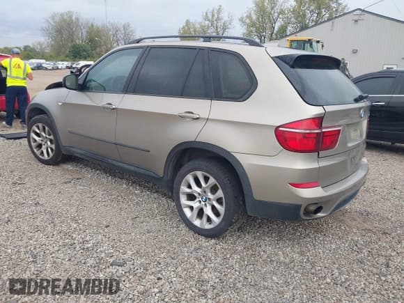 ✅ 2011 BMW X5 35i • VIN: 5UXZV4C56BL409319 • Lot: 43292202. Listed on IAAI with 166,683 mi. Free auction sales archive from the USA and detailed vehicle history report at DreamBid. Image 3.