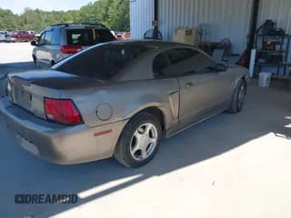 ✅ 2002 Ford Mustang Standard • VIN: 1FAFP40402F186628 • Lot: 43301489. Wystawiony na IAAI z przebiegiem 1 313 913 mil. Bezpłatny archiwum sprzedaży aukcyjnych z USA i szczegółowy raport historii pojazdu na DreamBid. Zdjęcie 4.