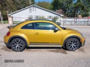✅ 2016 Volkswagen Beetle Dune • VIN: 3VWS17AT0GM621136 • Lot: 43407074. Wystawiony na IAAI z przebiegiem 42 222 mil. Bezpłatny archiwum sprzedaży aukcyjnych z USA i szczegółowy raport historii pojazdu na DreamBid. Zdjęcie 14.