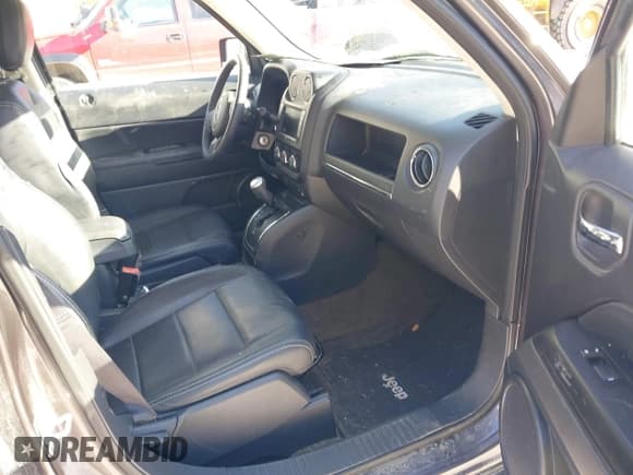 ✅ 2016 Jeep Patriot High Altitude • VIN: 1C4NJRFB3GD709556 • Lot: 41238260. Wystawiony na IAAI z przebiegiem 111 450 mil. Bezpłatny archiwum sprzedaży aukcyjnych z USA i szczegółowy raport historii pojazdu na DreamBid. Zdjęcie 5.