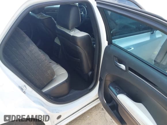 ✅ 2021 Chrysler 300 S • VIN: 2C3CCABG5MH634303 • Lot: 42794120. Listed on IAAI with 94,597 mi. Free auction sales archive from the USA and detailed vehicle history report at DreamBid. Image 8.