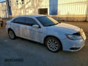 ✅ 2014 Chrysler 200 Touring • VIN: 1C3CCBBB5EN231618 • Lot: 94190555. Wystawiony na Copart z przebiegiem 239 377 mil. Bezpłatny archiwum sprzedaży aukcyjnych z USA i szczegółowy raport historii pojazdu na DreamBid. Zdjęcie 4.