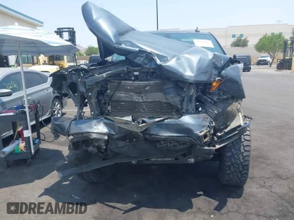 2020 Chevrolet Silverado 1500 Custom z VIN 3GCUYBEF6LG101921, wystawiony jako IAAI lot #42761613 z przebiegiem 72 944 mil mil oraz . Historia ofert i sprzedaży dostępna na DreamBid. Obrazek 13.