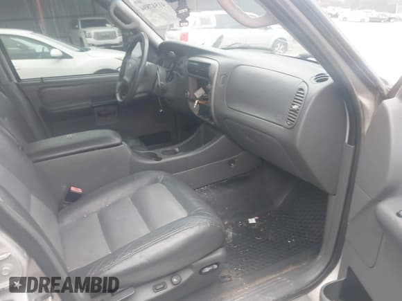 ✅ 2004 Ford Explorer Sport Trac XLS • VIN: 1FMZU67K74UC35107 • Lot: 41547894. Wystawiony na IAAI z przebiegiem 249 341 mil. Bezpłatny archiwum sprzedaży aukcyjnych z USA i szczegółowy raport historii pojazdu na DreamBid. Zdjęcie 5.