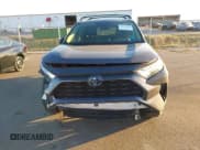 ✅ 2024 Toyota RAV4 Hybrid XLE • VIN: JTMRWRFV3RJ058950 • Lot: 43411788. Wystawiony na IAAI z przebiegiem 35 587 mil. Bezpłatny archiwum sprzedaży aukcyjnych z USA i szczegółowy raport historii pojazdu na DreamBid. Zdjęcie 12.